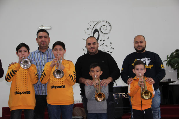 Очеви самоуки, деца уче ноте: Стасавају наследници мајстора трубе из Врања